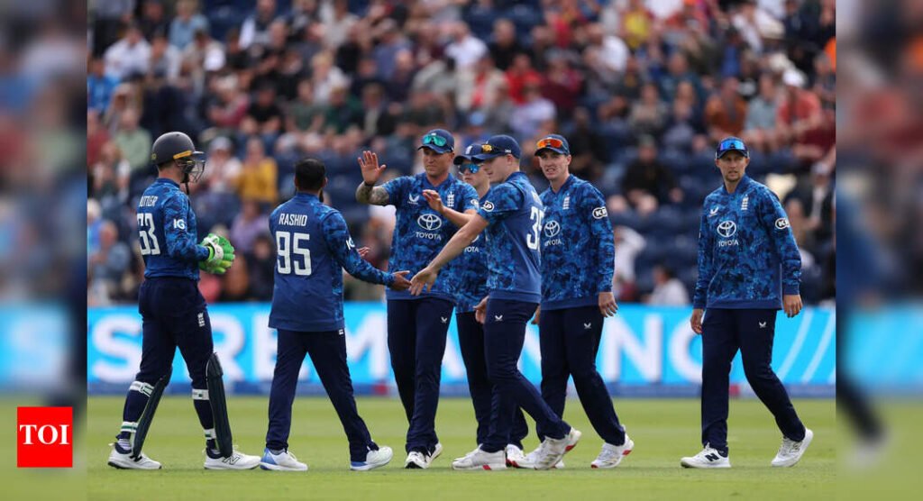 WATCH: Delayed by London traffic, England cricket team reach Oval on cycles! | Cricket News